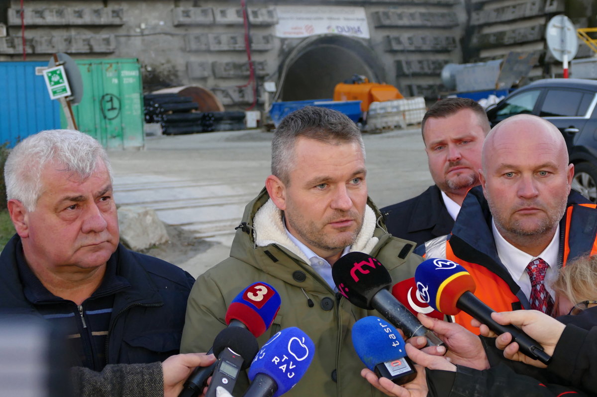 Na tunel Vi&scaron;ňov&eacute;, ktor&yacute; stavala aj talianska firma Salini, sa bol v zime pozrieť premi&eacute;r Peter Pellegrini (v strede).