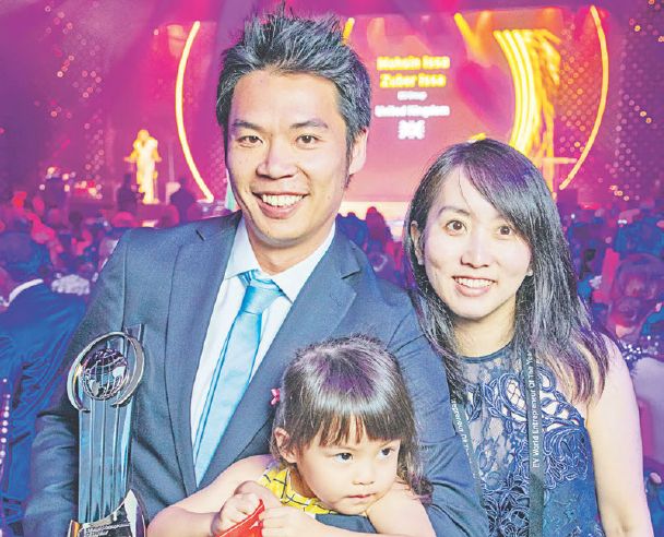 Jeffrey Tiong reprezentoval Singapur na júnovom vyhlasovaní Svetového EY podnikateľa roka v Monaku. Sprevádzala ho tam manželka Čhia-min Liová, ktorá je rovnako ako on expertka na bioinžinierstvo, spolu s ich dcérkou.
