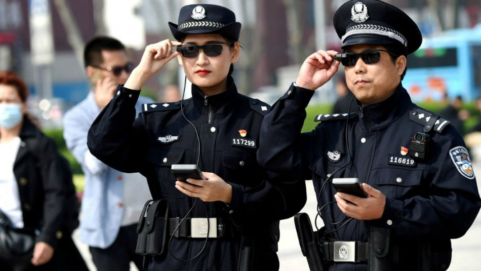 Už dnes pekinskí policajti nosia okuliare umožňujúce mapovanie tvárí a ich spojenie s databázami. 