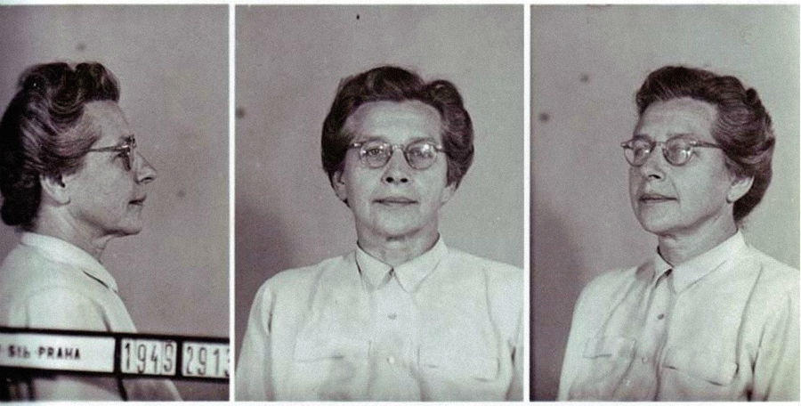 Milada Horáková na väzobných fotografiách, ktoré vznikli po jej zatknutí v septembri 1949.