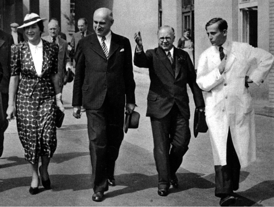 Milada Horáková a poslanec Alois Štůla sprevádzajú v roku 1937 britského ministra zdravotníctva v Masarykových domovoch.