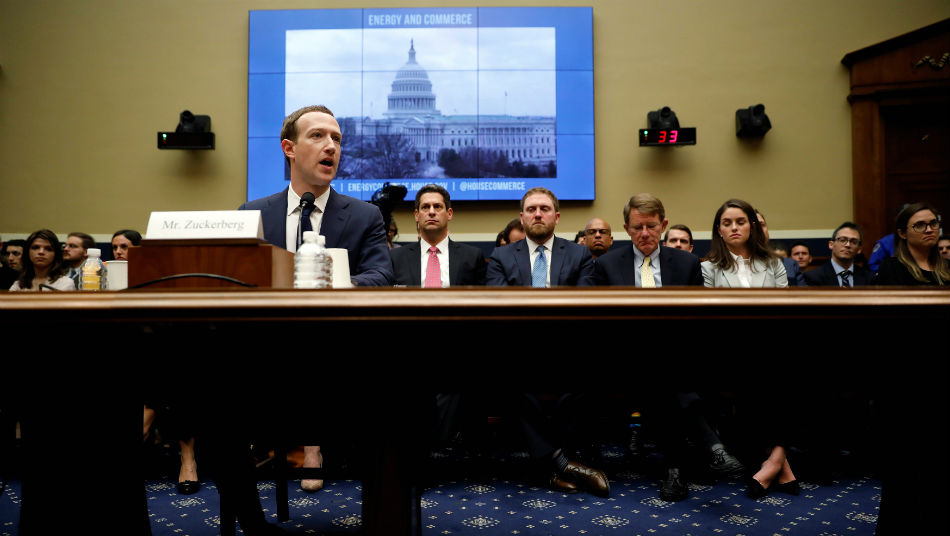 Majiteľ Facebooku Mark Zuckerberg vypovedá vo Washingtone pred výborom amerického senátu.