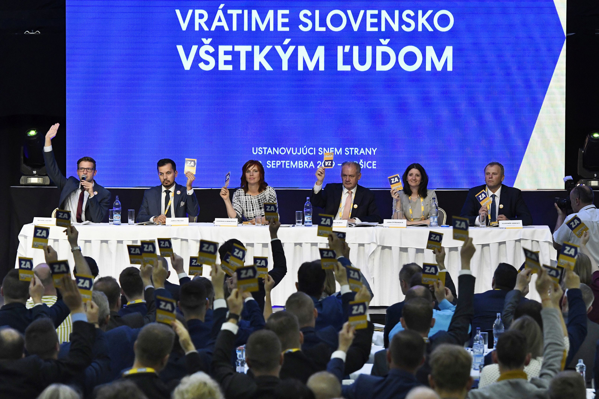 Delegáti snemu Za ľudí zvolili Andreja Kisku za predsedu a odklepli stranícky program do volieb.