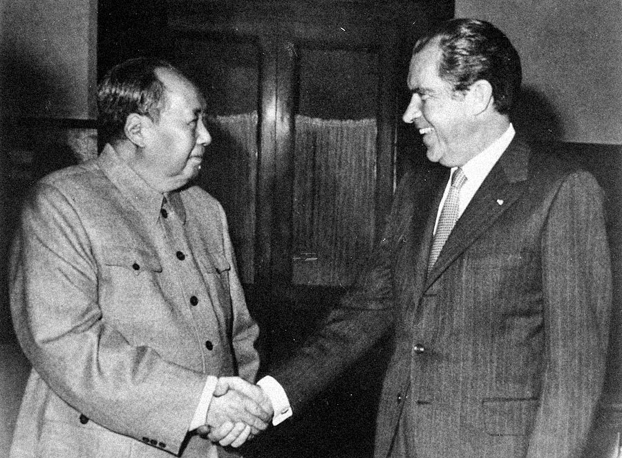Mao Ce-tung a americký prezident Richard Nixon v roku 1972 počas americko-čínskeho zbližovania, keď boli obe krajiny v konflikte so Sovietskym zväzom.