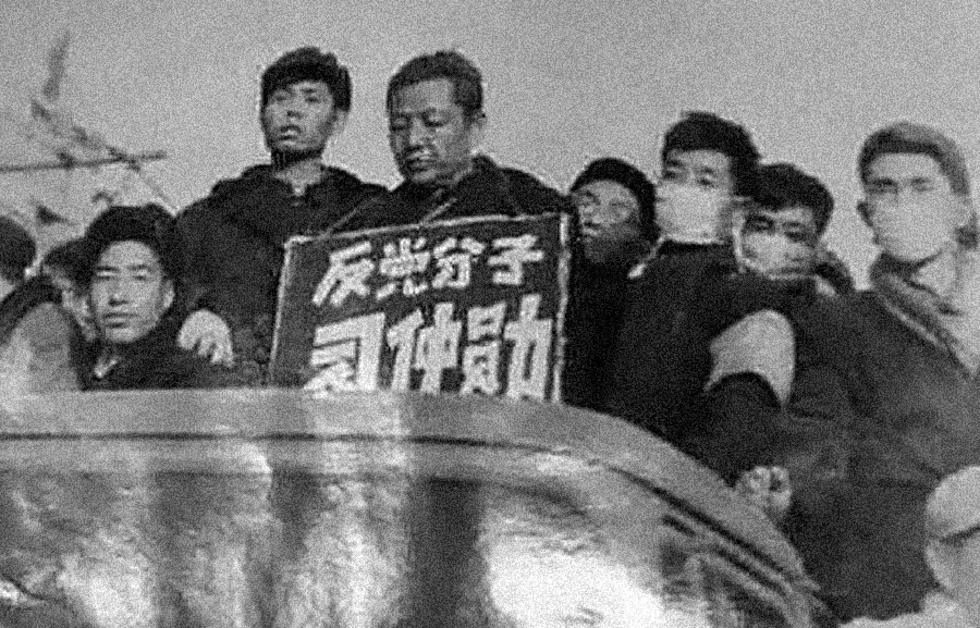 Počas kultúrnej revolúcie súdili čínskych funkcionárov na verejných zhromaždeniach. Jedným z perzekvovaných bol aj Si Čung-sun (na snímke), otec súčasného čínskeho prezidenta Si Ťin-pchinga.