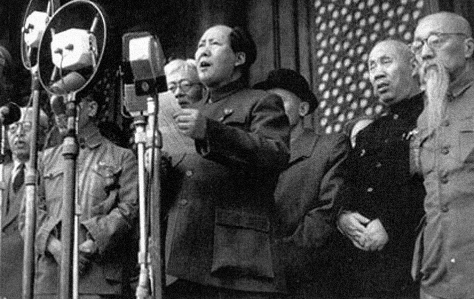 Komunistický vodca Mao Ce-tung vyhlasuje 1. októbra 1949 na pekinskom námestí Tchien-an-men vznik Čínskej ľudovej republiky.