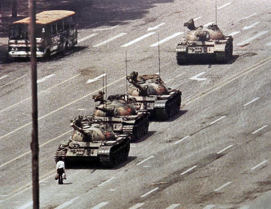 Masové demonštrácie volajúce po demokratizácii umlčalo čínske vedenie v roku 1989 nasadením armády. V tom čase vznikla aj slávna snímka, na ktorej sa osamelý muž snaží na námestí Tchien-an-men zastaviť kolónu tankov.