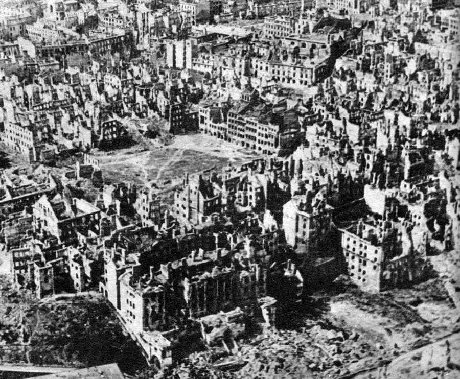 Hitler prikázal Varšavu zrovnať so zemou, takto vyzerala v januári 1945, keď sa z nej nemecké jednotky museli stiahnuť.