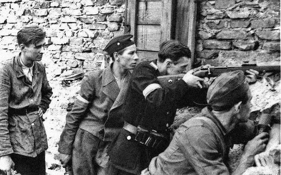 Poľskí bojovníci počas Varšavského povstania. 