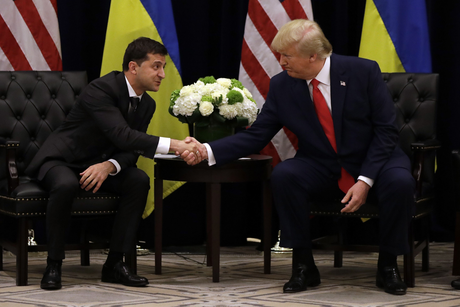 Ukrajinský prezident Volodymyr Zelenskyj (vľavo) si podáva ruku s americkým prezidentom Donaldom Trumpom na septembrovom samite OSN.