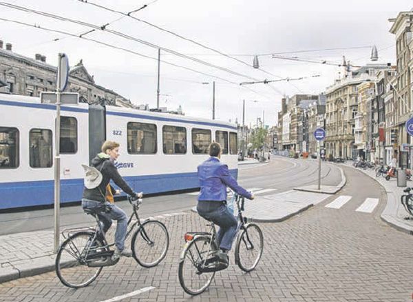 Amsterdam je známy podporou verejnej dopravy i bicyklov.