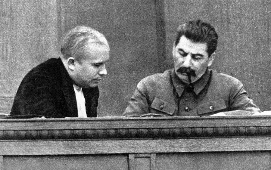 Chruščov so Stalinom v roku 1936. Po diktátorovom boku stál dlhé roky a poslušne plnil jeho príkazy, po jeho smrti ho odsúdil.