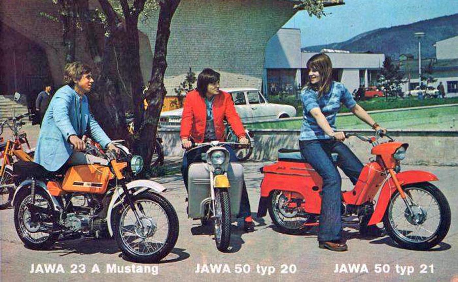 Najmä medzi tínedžermi boli od šesťdesiatych rokov populárne malé motocykle Jawa 50, najskôr Pionier (typ 20 a 21) a po ňom Mustang (typ 23). Snímka je z dobového prospektu.