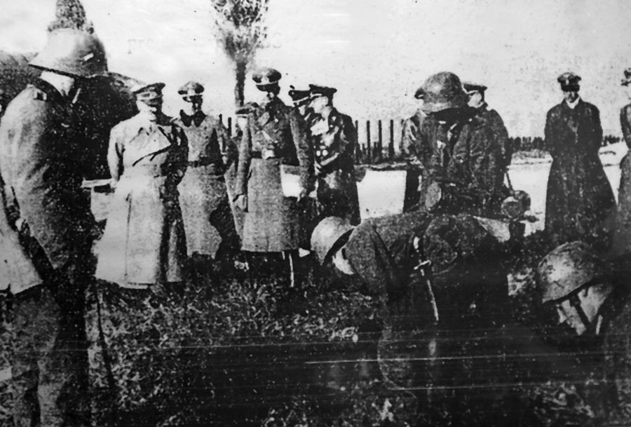 Adolf Hitler (druhý zľava) počas inšpekcie československého opevnenia v dnešnej Petržalke – Kopčanoch, vtedajšom Engerau. 