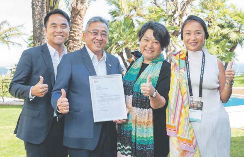 Song Hoi-see (na snímke druhý zľava so synom, s manželkou a dcérou) reprezentoval Malajziu na júnovom vyhlasovaní Svetového EY podnikateľa roka.