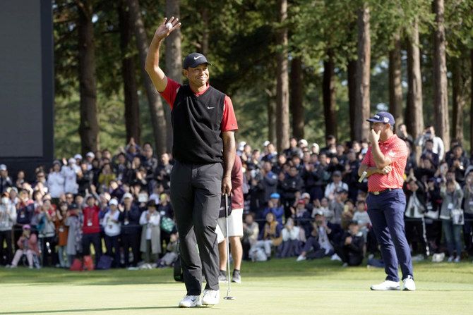 Legendárny americký golfista Tiger Woods máva divákom počas turnaja Zozo Championship, ktorý pred pár dňami vyhral.