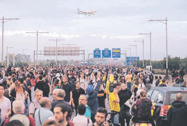Tisíce obyvateľov zablokovali prístup k barcelonskému letisku na protest proti rozsudku nad katalánskymi separatistami.