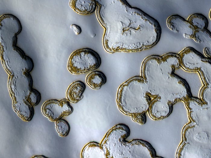 Blízko južného pólu Marsu zostáva dosť chladno, aby sa zmrznutý oxid uhličitý mohol udržiavať celý rok.