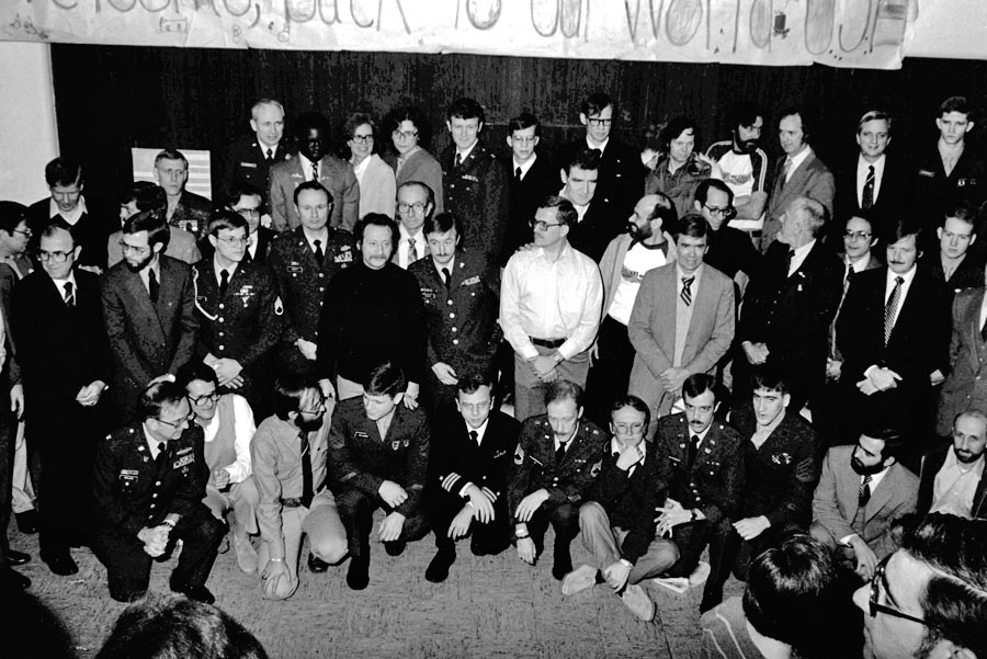Všetkých 52 rukojemníkov sa napokon na slobodu dostalo 20. januára 1981. Na snímke sú počas pobytu v americkej vojenskej nemocnici v nemeckom Wiesbadene, kam ich po prepustení previezli.