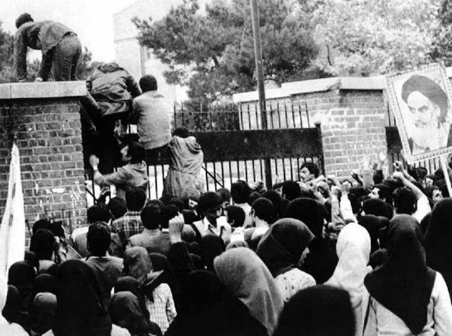 Iránski študenti obsadzujú 4. novembra 1979 americké veľvyslanectvo v Teheráne.