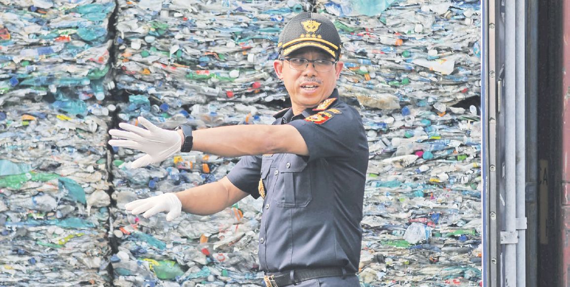 Indonézsky policajt ukazuje obsah kontajnerov, v ktorých sa do krajiny dováža odpad aj z Európy. Import cudzieho odpadu však už ázijské štáty postupne zakazujú.