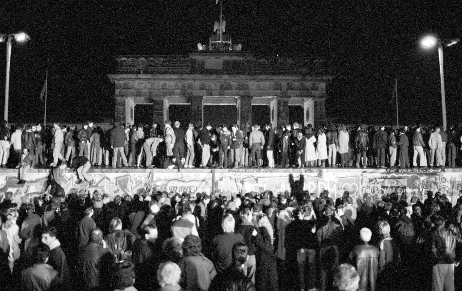 Nadšení Berlínčania oslavujú v noci z 9. na 10. novembra 1989 pri Brandenburskej bráne pád múra, ktorý ich mesto rozdeľoval 28 rokov.