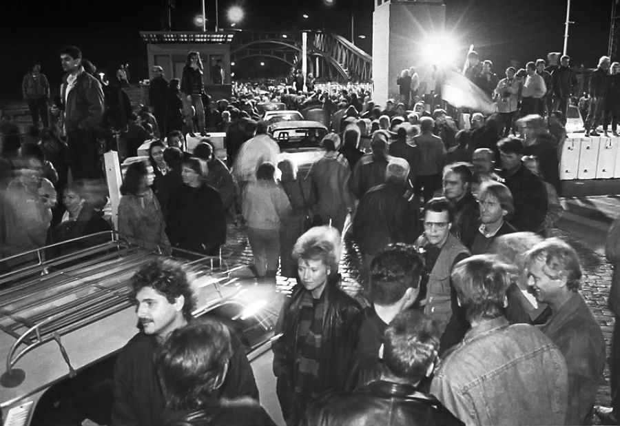 Hraničný priechod na berlínskej Bornholmer Strasse v noci z 9. na 10. novembra 1989. Práve tadiaľto sa po páde múra dostali Východoberlínčania prvýkrát voľne do západnej časti mesta.