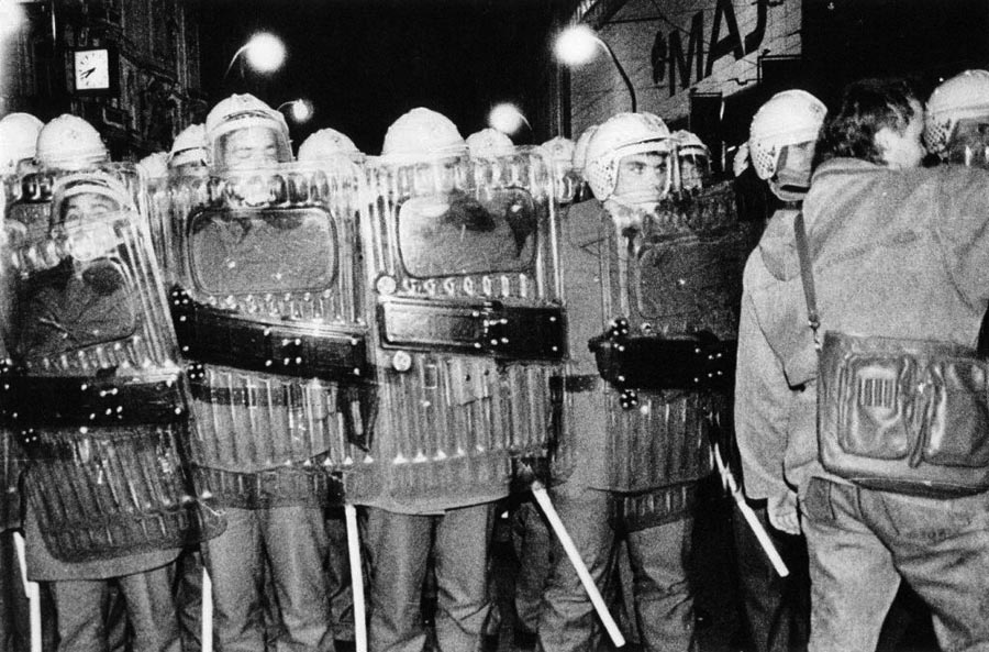 Sprievod študentov bol 17. novembra 1989 na Národnej triede v Prahe zastavený kordónom policajtov, ktorí onedlho proti nim brutálne zakročili.
