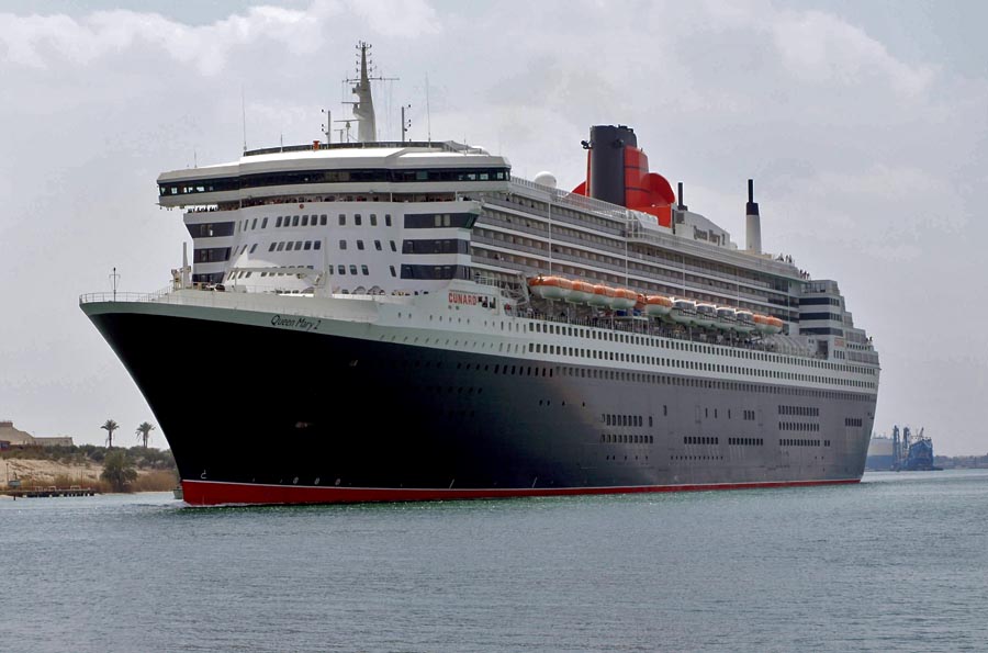 Luxusná osobná dopravná loď Queen Mary 2 pri plavbe Suezským prieplavom v roku 2009.