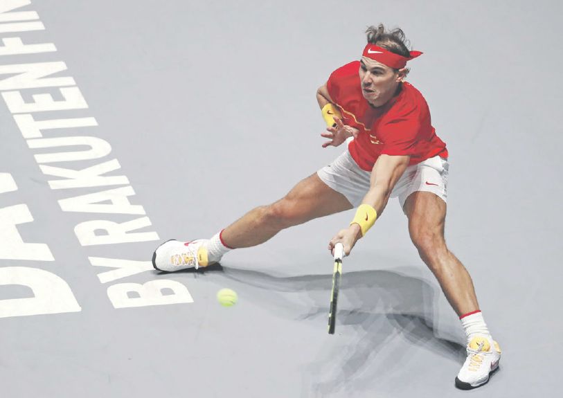 Španiel Rafael Nadal odetý v národných farbách v zápase „nového“ Davis Cupu. Domáci tím je považovaný za top favorita na zisk cennej trofeje.