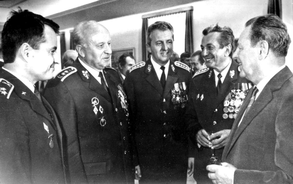 Prvý muž KSČ Miloš Jakeš (vpravo) počas rozhovoru s velením armády. Druhý sprava je minister národnej obrany Milan Václavík, vedľa neho náčelník generálneho štábu Miroslav Vacek. 