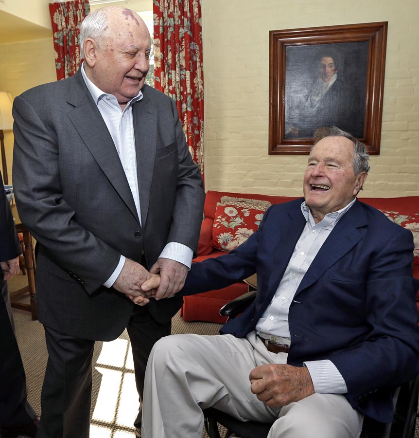Michail Gorbačov a George H. W. Bush v roku 2012.