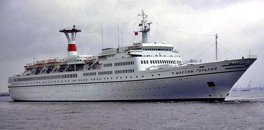 Loď Maxim Gorkij, na palube ktorej sa pri brehoch Malty v decembri 1989 uskutočnilo historické americko-sovietske stretnutie medzi Georgeom Bushom a Michailom Gorbačovom.