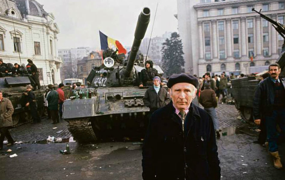 Rumunská revolúcia v decembri 1989 bola krvavá, proti demonštrantom vyšli do ulíc miest aj tanky.