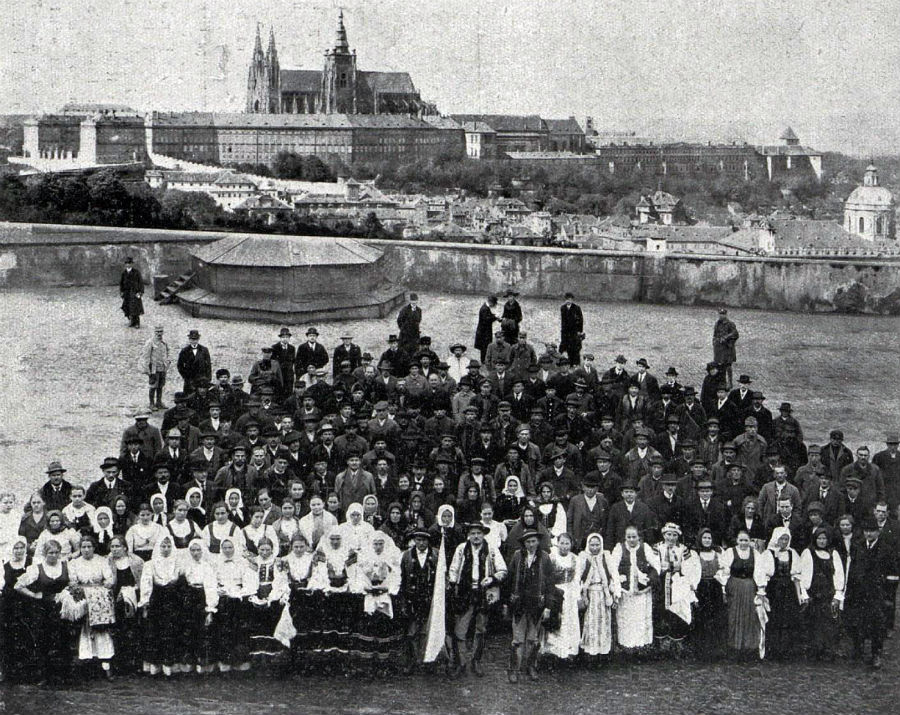 V marci 1920 navštívila Prahu delegácia obyvateľov zo Spiša. Pri oficiálnom prijatí deklarovali svoju vernosť Československej republike a prejavili želanie zostať jej súčasťou. Práve Spiš bol v tom čase jednou z oblastí, o ktoré viedlo Československo územný spor s Poľskom.