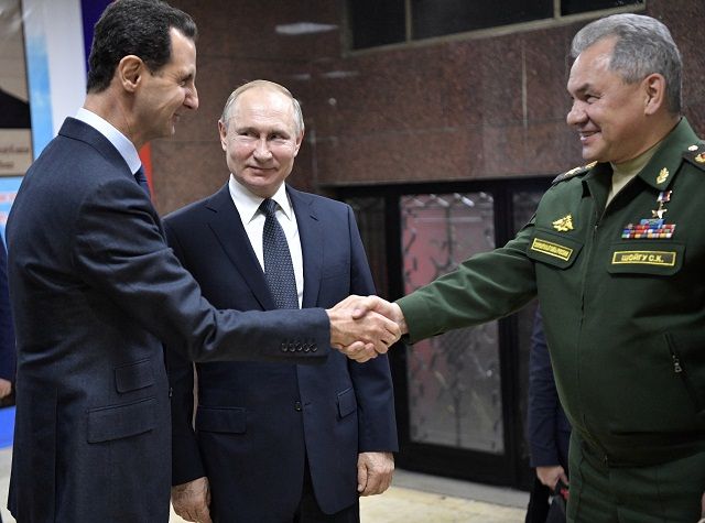 Baššár Asad je vydaný na milosť Putinovmu Rusku.