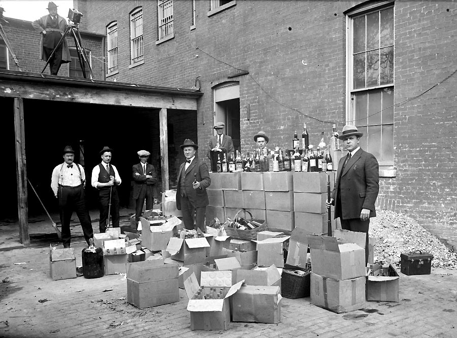 Prohibícia napokon viedla k rozkvetu čierneho trhu, pašovania a vzniku pokútnych výčapov a páleníc. Na snímke z októbra 1922 je alkohol zabavený počas jedného z policajných záťahov.