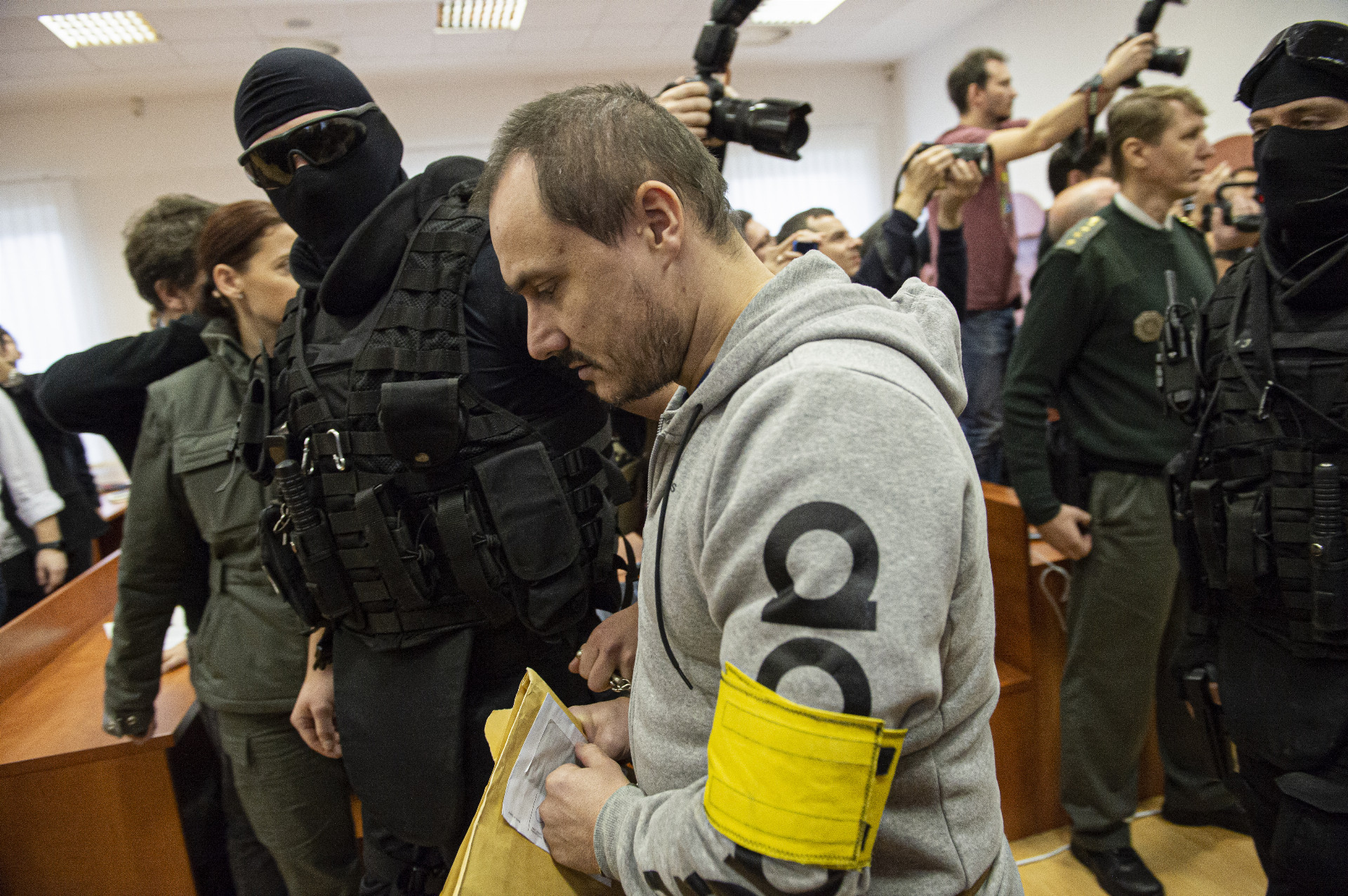 Obžalovan&yacute; Tom&aacute;&scaron; Szab&oacute; prich&aacute;dza do s&uacute;dnej siene