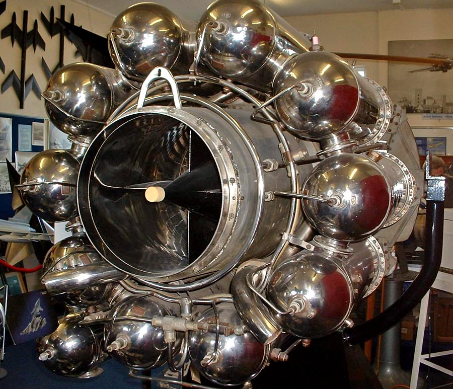 Prvý Whittleov prúdový motor. Prvýkrát sa rozbehol v apríli 1937, trvalo však ďalších niekoľko mesiacov intenzívneho vývoja, kým ho bolo možné reálne využiť. 