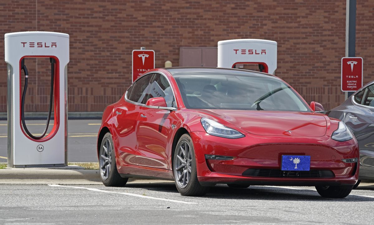 Akcie automobilky Tesla sa v roku 2010 dali kúpiť za 17 dolárov. V súčasnosti sa obchodujú za 33-násobok tejto ceny.