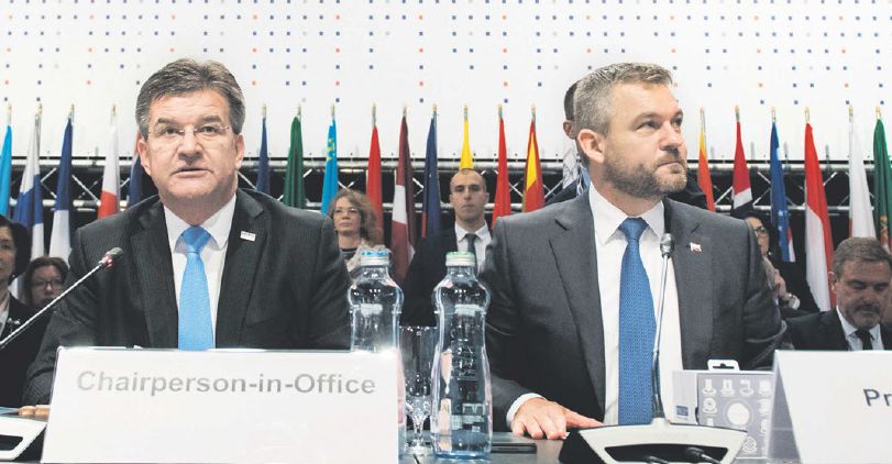 Vlani stálo Slovensko v rámci rotujúcich predsedníctiev aj na čele OBSE. Šéfoval mu Miroslav Lajčák (vľavo), sekundoval Peter Pellegrini.