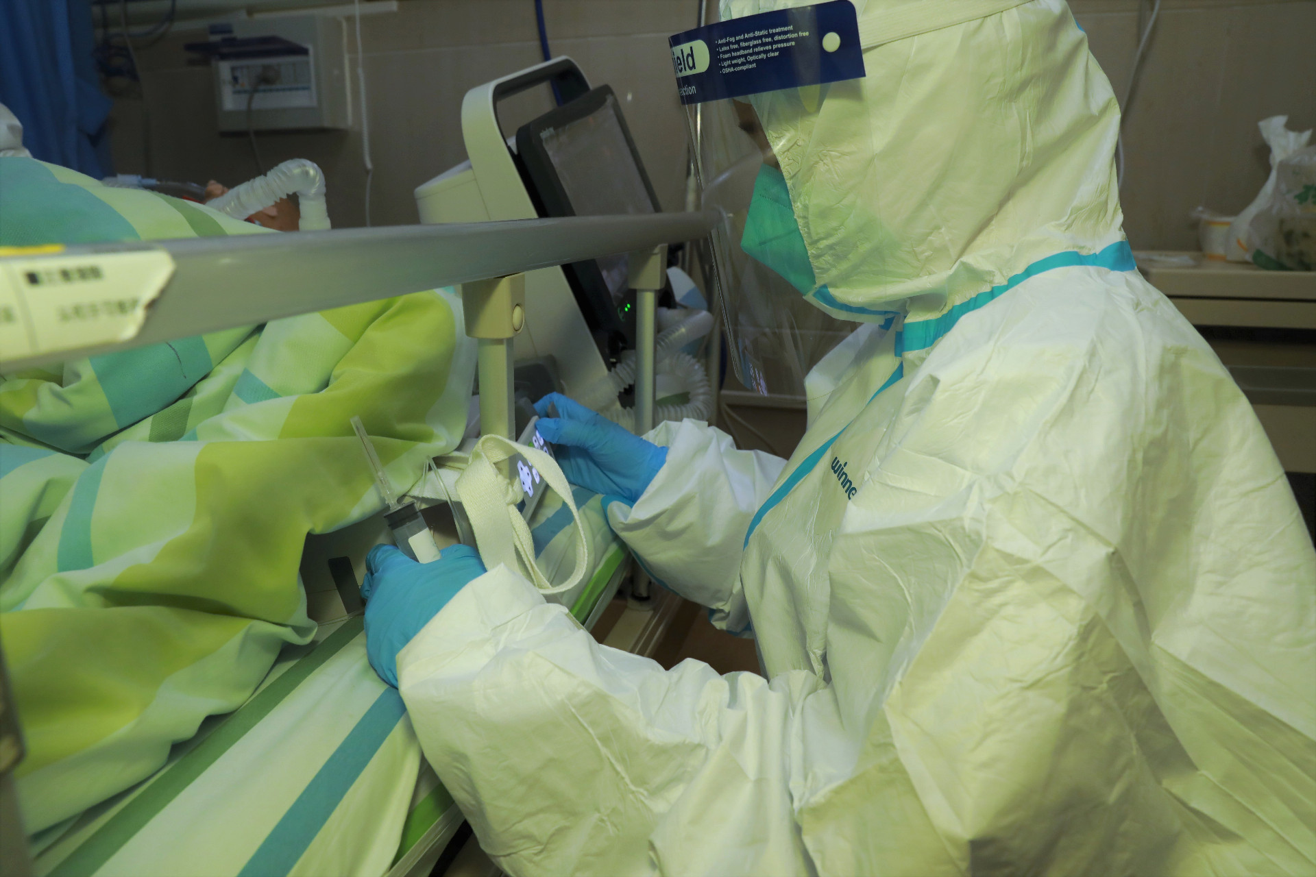 Zdravotnícky personál kontroluje pacienta nakazeného koronavírusom v nemocnici vo Wu-chane.
