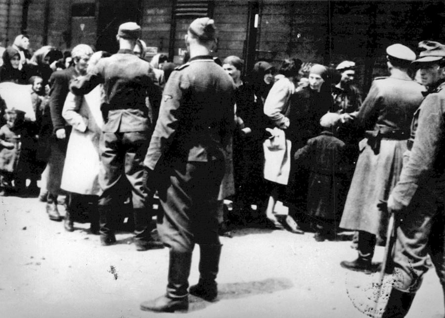Selekcia po príjazde jedného z transportov do tábora v Osvienčime.