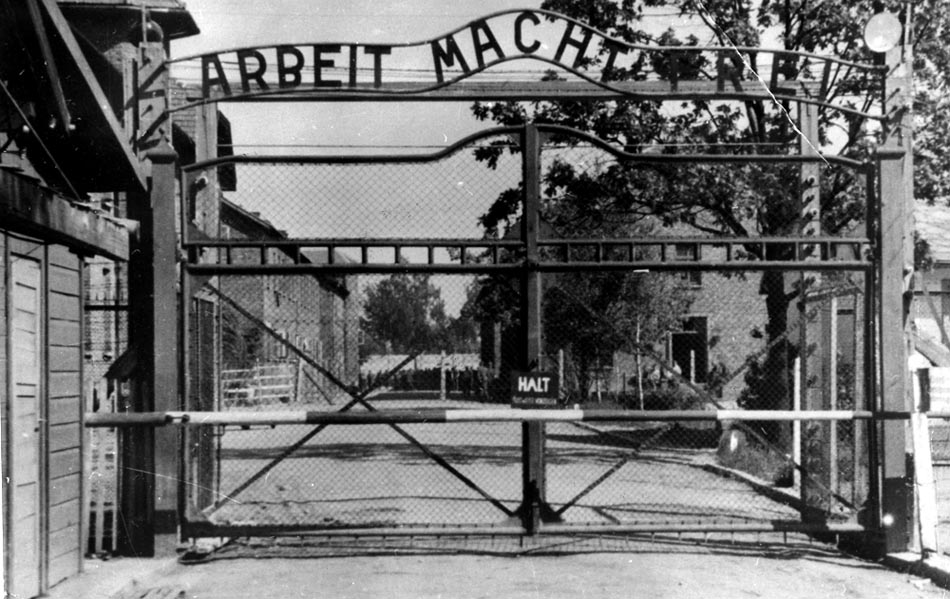 Nápis „Arbeit macht frei!“ (v preklade práca oslobodzuje), umiestnený nad hlavnou bránou tábora, bol ukážkou nacistického cynizmu.