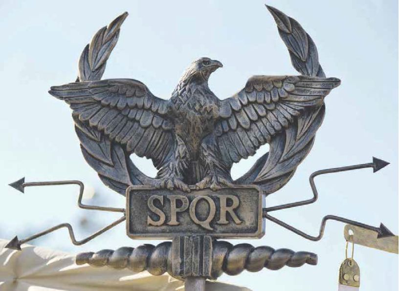 Pre Rímsku ríšu je typická skratka SPQR, ktorá znamená Senátu a ľudu rímskemu a symbolizuje dve zložky vlády.