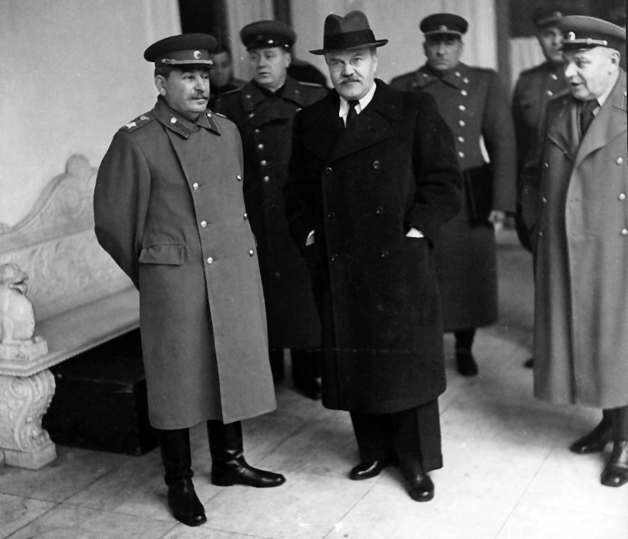 Josif Vissarionovič Stalin a minister zahraničných vecí Vjačeslav Molotov po príchode na rokovania do Jalty.