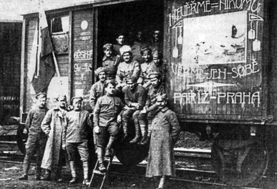 Jasný odkaz legionárov na jednom z vagónov, ktorými sa prepravovali cez Rusko - Neveríme nikomu, veríme len sebe.