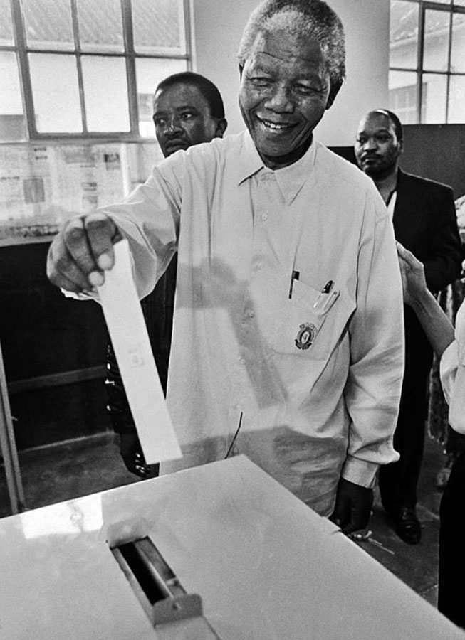 Nelson Mandela odovzdáva v apríli 1994 svoj hlas v historicky prvých juhoafrických multirasových voľbách. Krátko po nich ho parlament zvolil za hlavu štátu.
