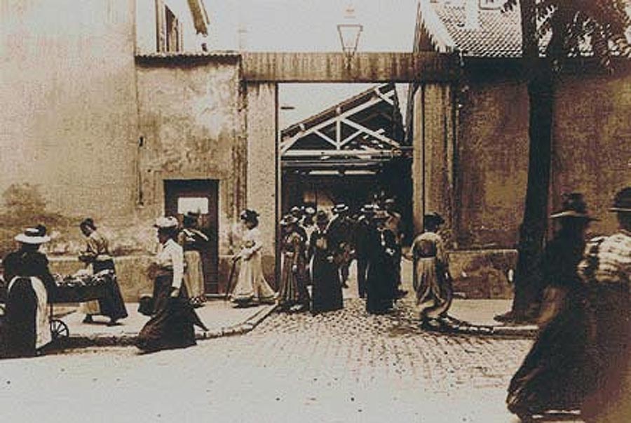 Film známy pod názvom Robotníci odchádzajúci z Lumièrovej továrne bol prvý, ktorý bratia svojím kinematografom natočili, nie je však celkom jasné kedy to bolo.