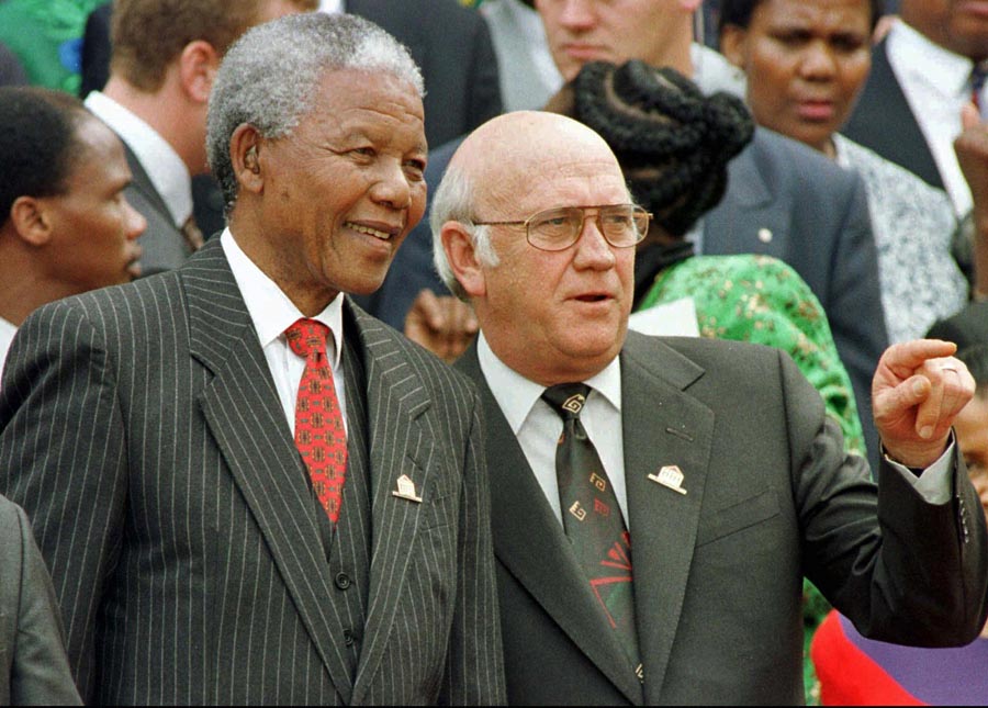 Mandela s bývalým juhoafrickým prezidentom Frederikom de Klerkom v deväťdesiatych rokoch. Práve na jeho príkaz bol vo februári 1990 prepustený z väzenia, o tri roky neskôr získali spolu Nobelovu cenu za mier.